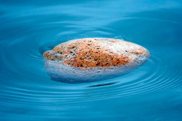đá bọt biển nổi trên mặt nước