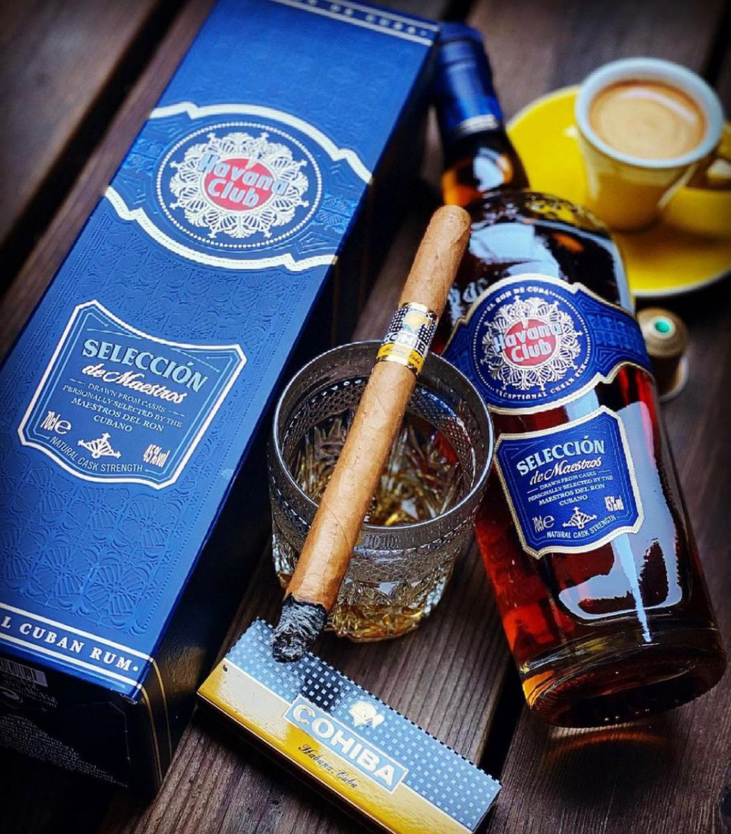  rượu rum HAVANA CLUB SELECCION DE MAESTROS kết hợp xì gà cuba là số 1