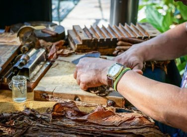 Sự khác nhau giữa Xì Gà quấn tay và quấn máy